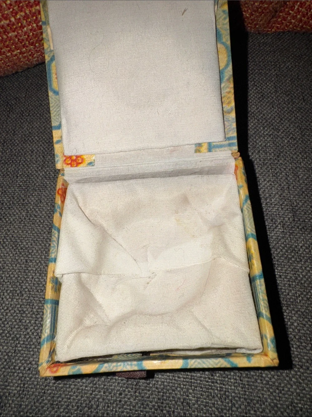 VTG Chinese Reverse Painted Inside Glass Snuff Bottle w/ Silk Brocade Box & Stan